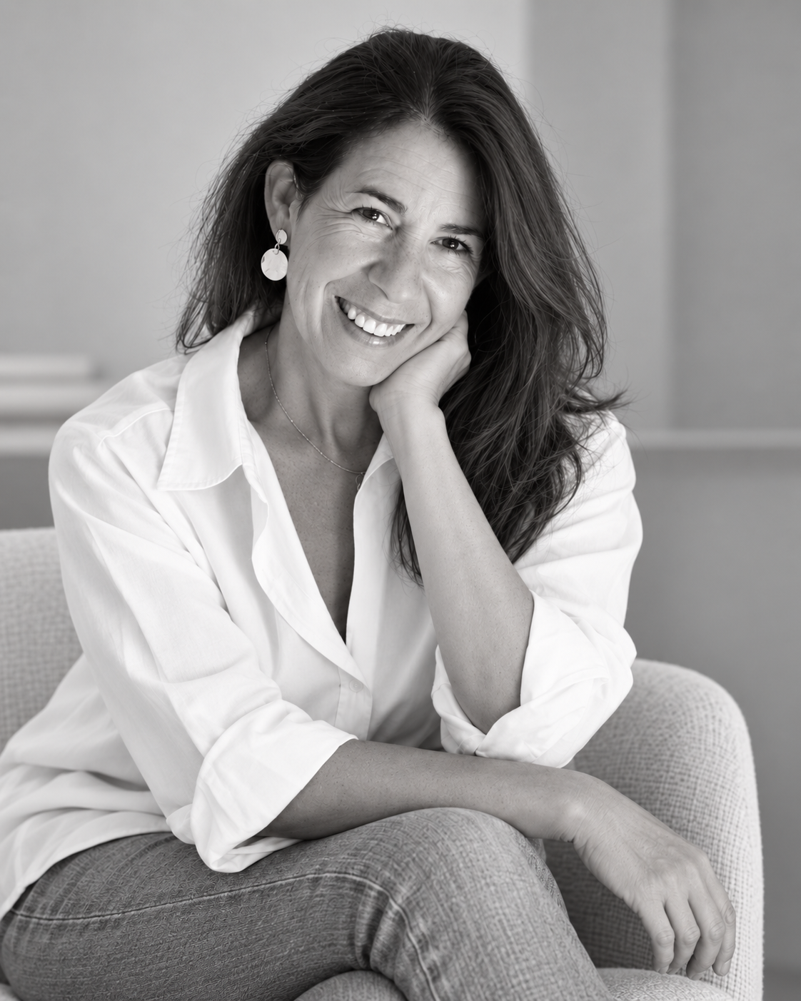 María Moreno Portillo, sonriendo, sentada en un sillón
